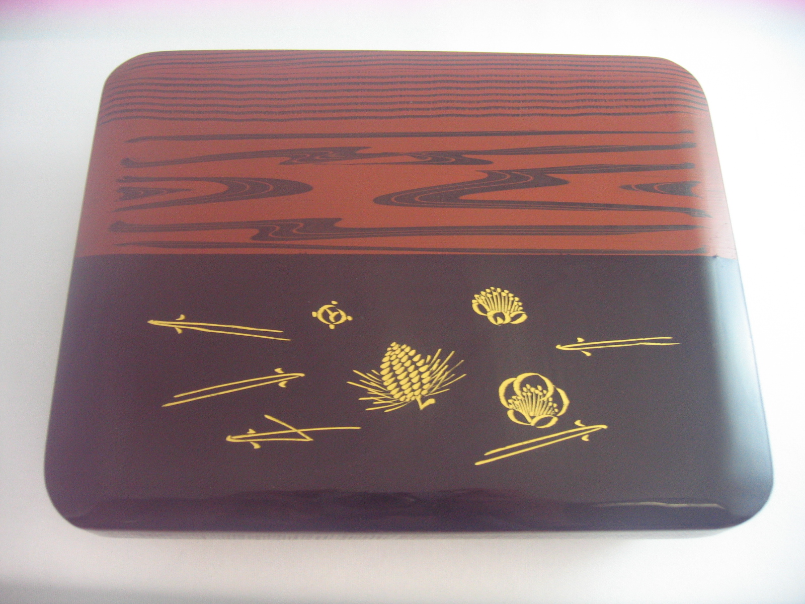 木製う平漆塗 半木目松笠沈金